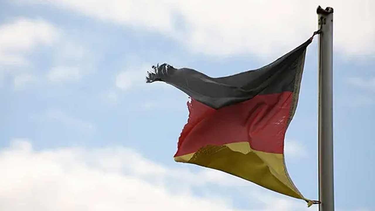 Solakların öve öve bitiremediği Almanya'da büyük kriz