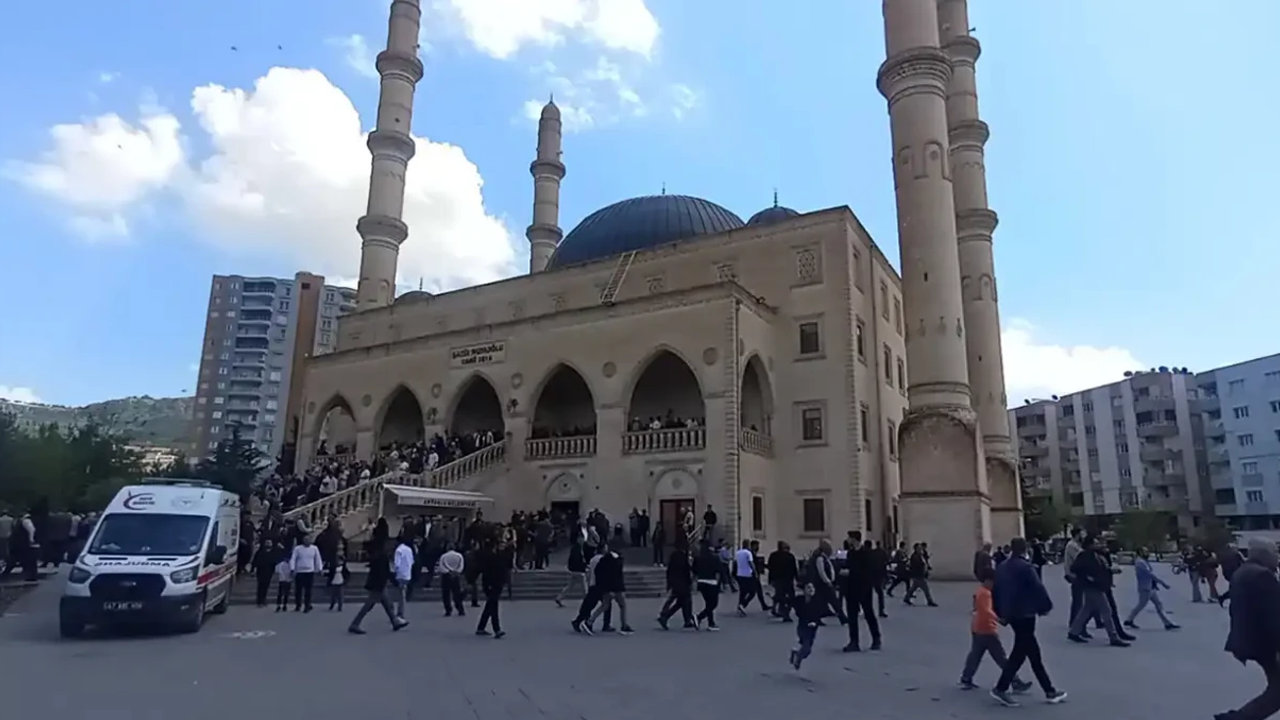 Solcu yapılar işçi kutlamalarını Cuma namazına denk getirdi!