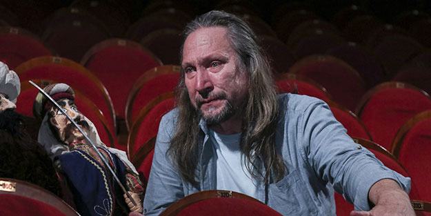 Solcuların baskısıyla emekli olan ünlü tiyatrocu yeniakit.com.tr’ye konuştu: O gidince yalnız kaldım