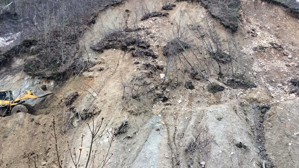 Solhan’da heyelan yolu kapattı 
