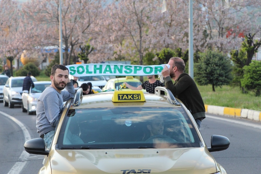 Solhanspor Efeler Ligine yükseldi, kutlama korona virüs tedbirlerine göre yapıldı 