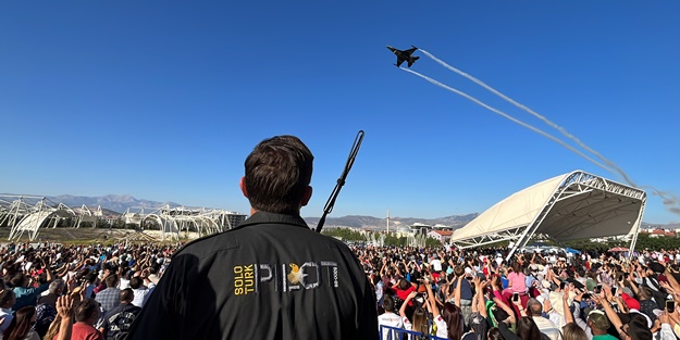 SOLOTÜRK'ten gösteri uçuşu