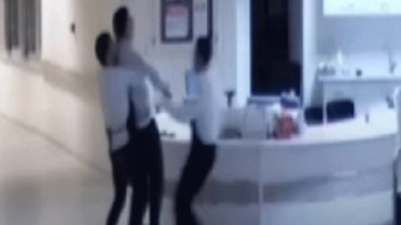 Soluk borusuna kaçan cismi böyle çıkardı! Hastane personelinden hayat kurtaran müdahale!