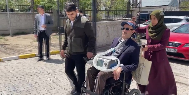 Solunum cihazıyla oy kullanmaya geldi