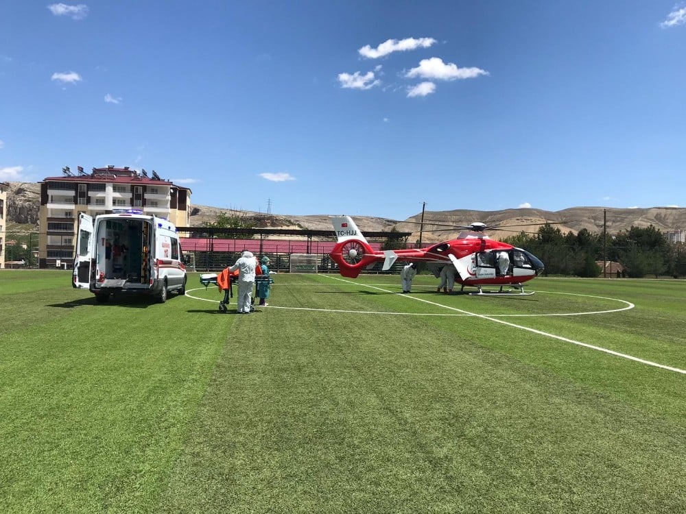 Solunum sıkıntısı çeken hastaya ambulans helikopter 