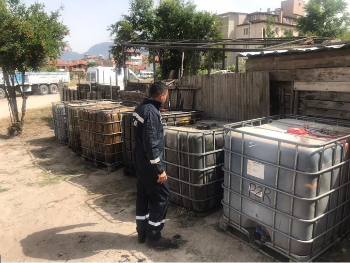 Solvent karışımlı atık yağı satmaya çalışan şahsı polis yakaladı 