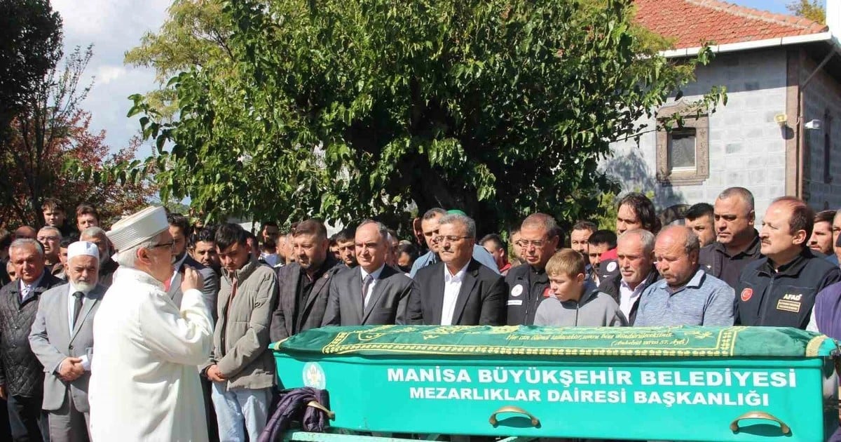 Soma'daki maden göçüğünde ölen Kerim Ören toprağa verildi, oğlu tabutun başında bekledi