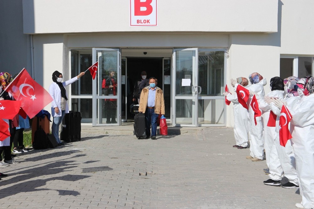 Somali ve Cibuti’den gelen 123 Türk vatandaşı memleketlerine uğurlandı 