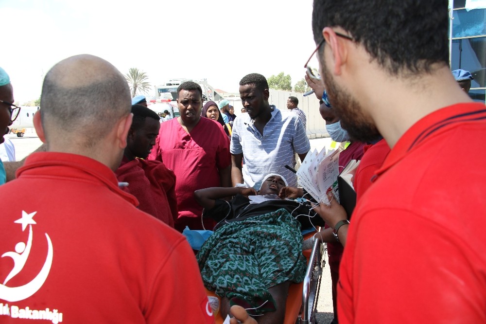 Somali’deki terör saldırısında yaralanan 15 kişi ve 2 vatandaşın cenazesi Türkiye’ye sevk ediliyor 