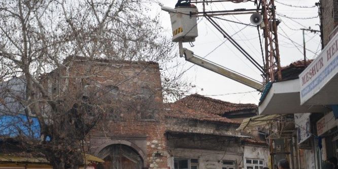 Tarihi yapı yıkılma tehlikesi geçirdi