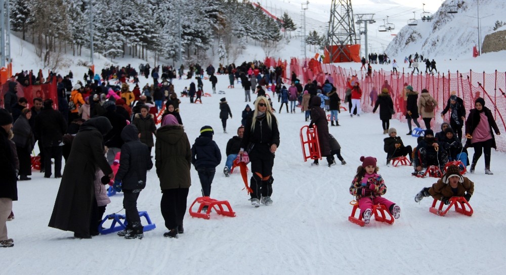 Sömestr tatilinin son günü Palandöken doldu taştı 