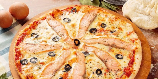 Somonlu pizza: Nefis tütsülenmiş somon pizzası tarifi nasıl yapılır? Evde kolay pizza yapımı