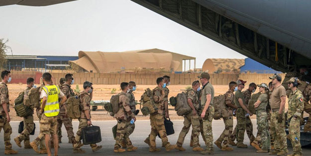 Sömürgeci Fransa o ülkeden tamamen çekildi