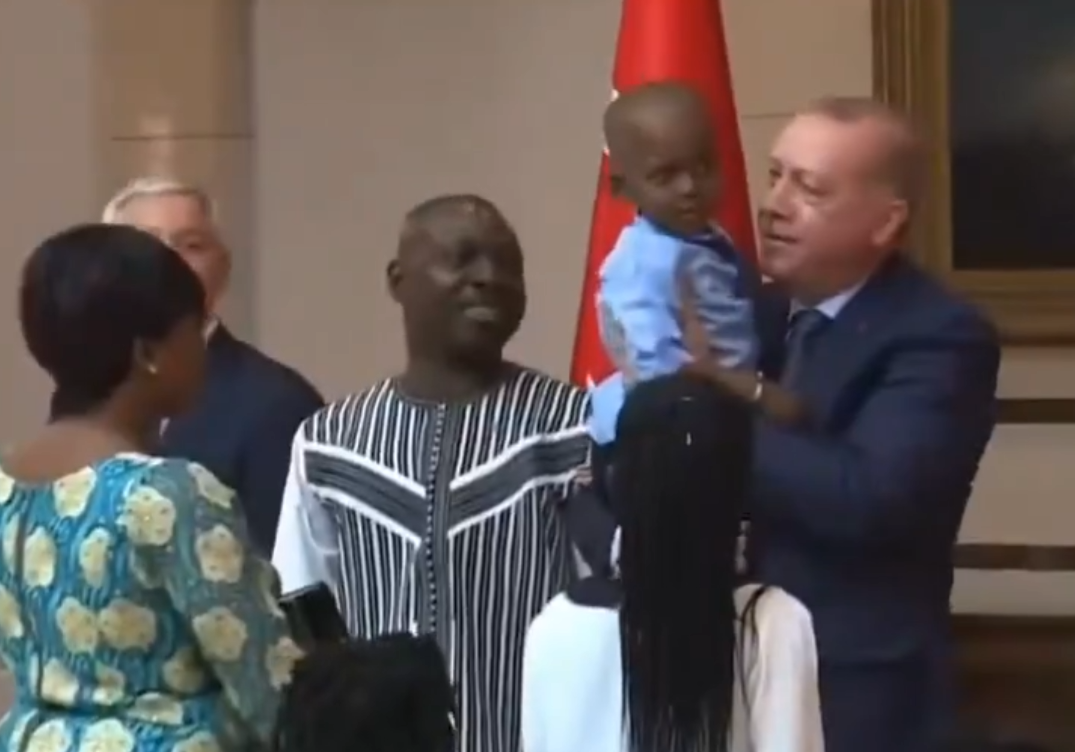 Sömürgecilerin uykusunu kaçıran samimiyet: Afrika neden Erdoğan diyor? Macron bu filmi iyi izle!