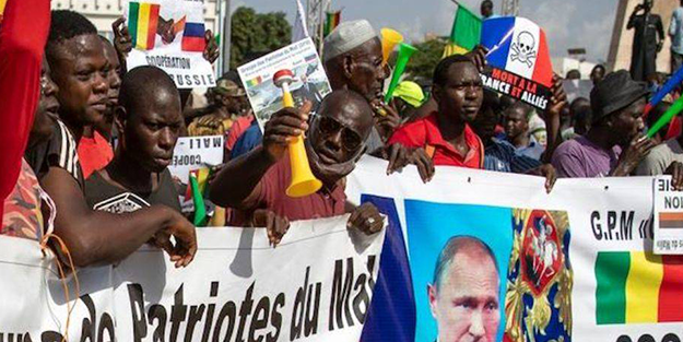 Sömürgecilik el değiştiriyor: Afrika'da Fransız etki alanı daralırken Rus etkisi artıyor!