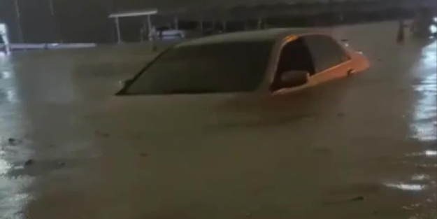 Son 27 yılın en şiddetlisi! BAE'de sel felaketi: 7 ölü