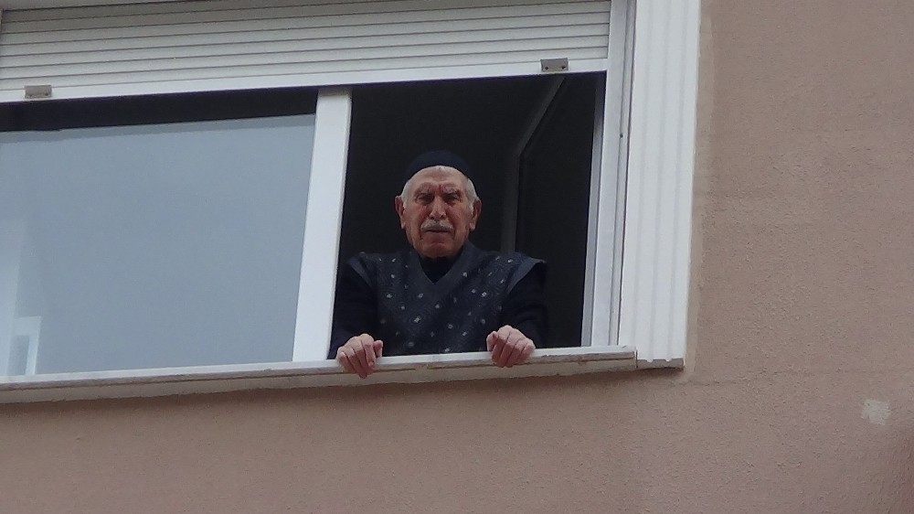Son canlı şahit karantinadaki evinde bile şehit arkadaşlarını unutmadı 