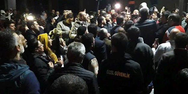 Ankara Büyükşehir Belediyesi önünde hareketlilik
