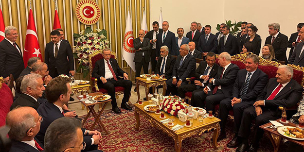 Son dakika! Cumhurbaşkanı Erdoğan Özgür Özel'le TBMM'de bir araya geldi