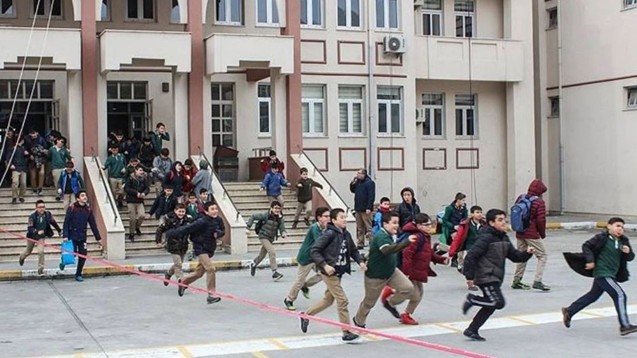 Son dakika! Deprem sonrası İstanbul'daki okullar öğrencileri evlerine gönderdi