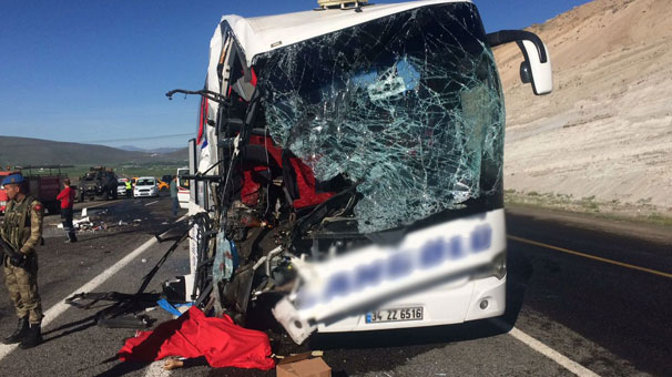 Son dakika: Elazığ'da feci kaza! Yolcu otobüsü TIR'a çarptı...