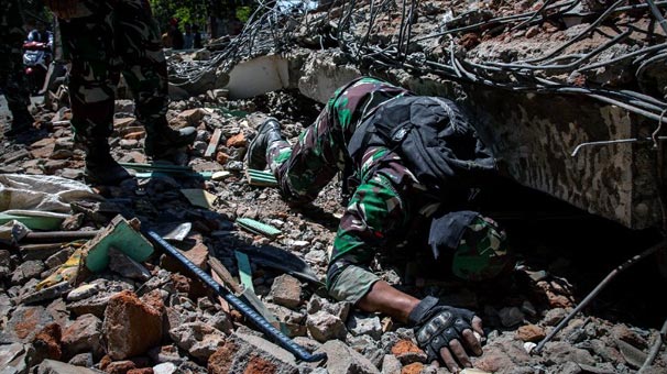 Endonezya'da ölü sayısı 2 bin 256'ya çıktı