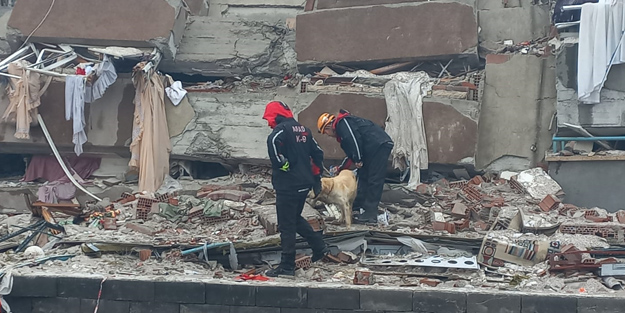 Son dakika... Kurtarma çalışması yapan ekipler enkazın altında kaldı!