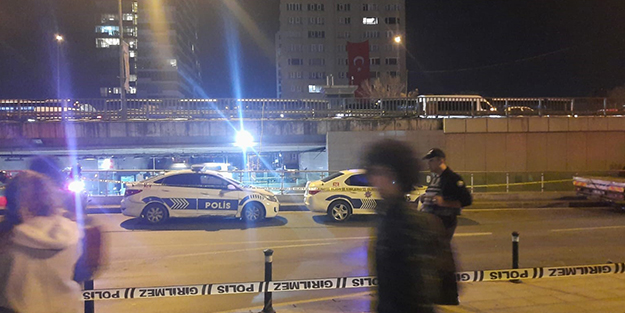 Son dakika... Mecidiyeköy metrobüs durağında şüpheli paket alarmı