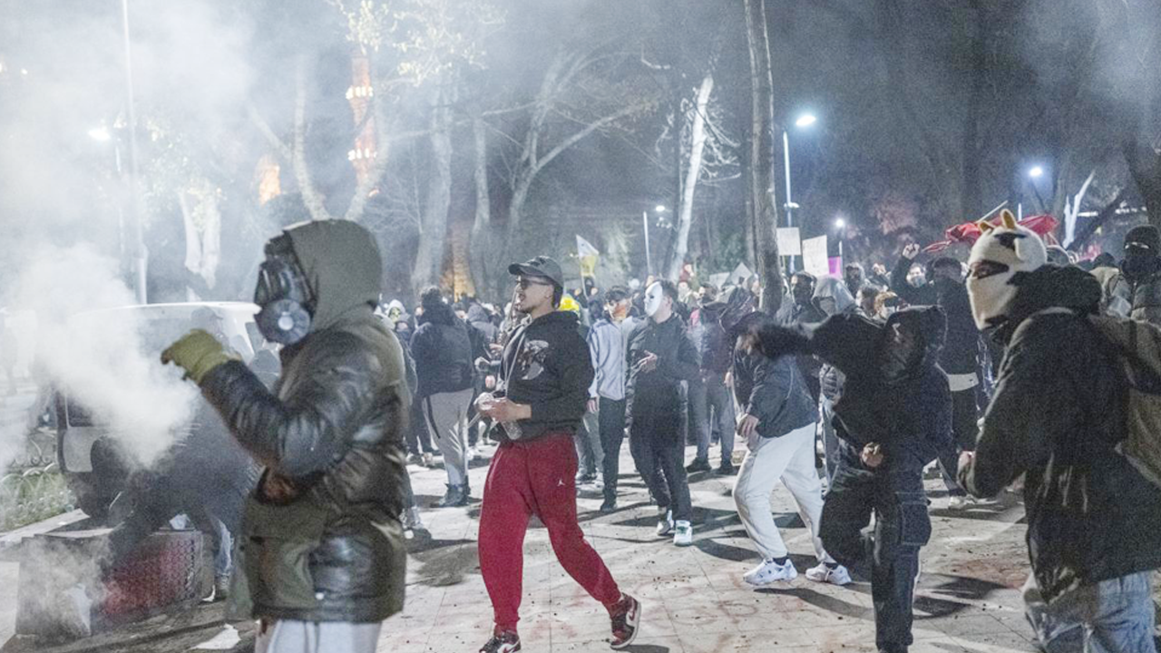 İmamoğlu tutuklandı diye ortalığı yıkıp polise taş, balta ve asitle saldıran Saraçhane provokatörleri mahkemede yırttı! Hepsi beraat etti!