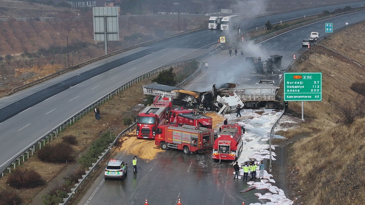TAG otoyolunda inanılmaz kaza: Aynı yöne giden hububat yüklü 3 tır, birbiriyle çarpışıp yandı