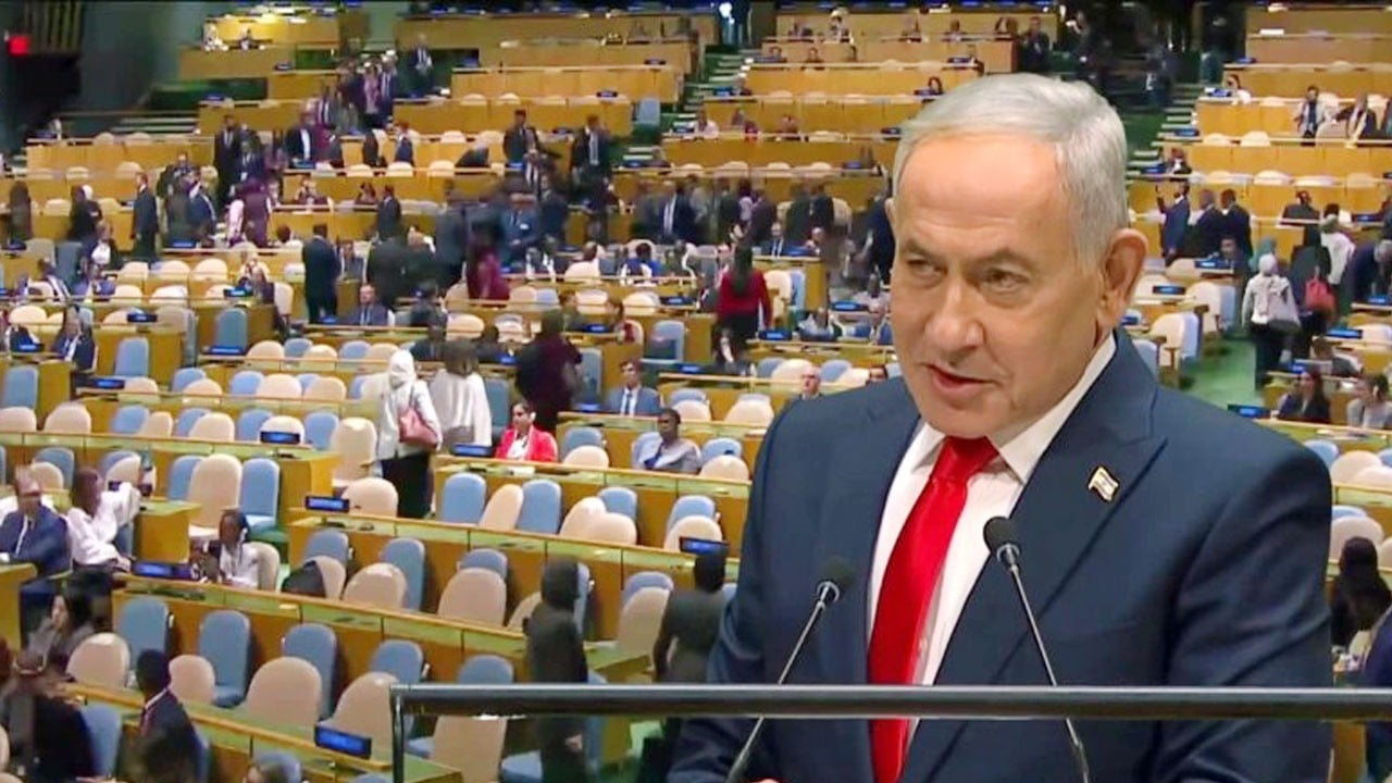 Teröristbaşına BM’de şok! Yuhalanarak kürsüye çıkan Netanyahu, boş salona konuştu