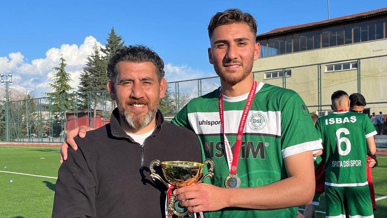 Son dakikada hem takımını hem babasını şampiyon yaptı!