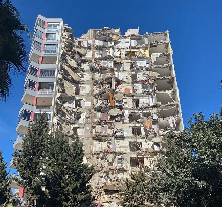 Son deprem 12 katlı binayı yıktı! Mahsur kalanlar kurtarılıyor