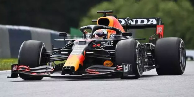 Son dünya şampiyonu sezonun ilk galibiyetini aldı