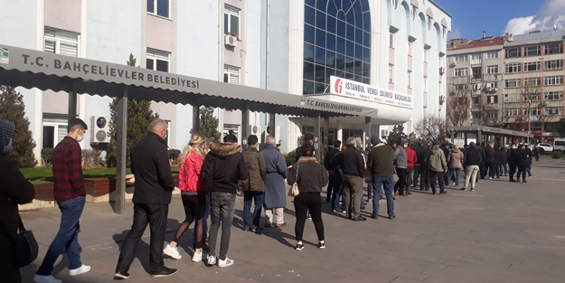Son saatlere doğru uzun kuyruklar oluştu