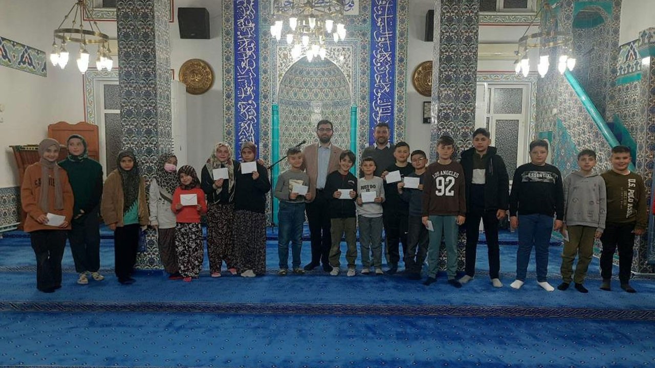 Son teravihte çocuklara ödül verildi