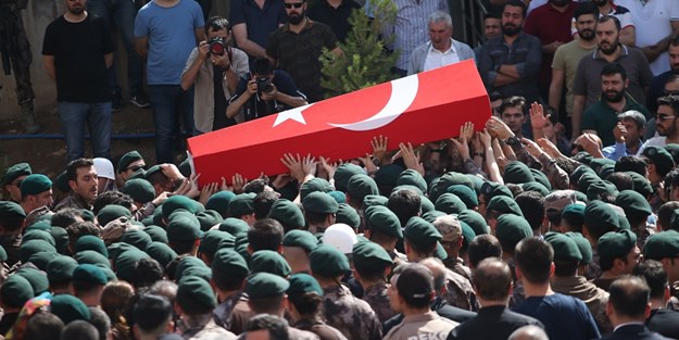 Son yolculuğuna silah arkadaşları uğurladı