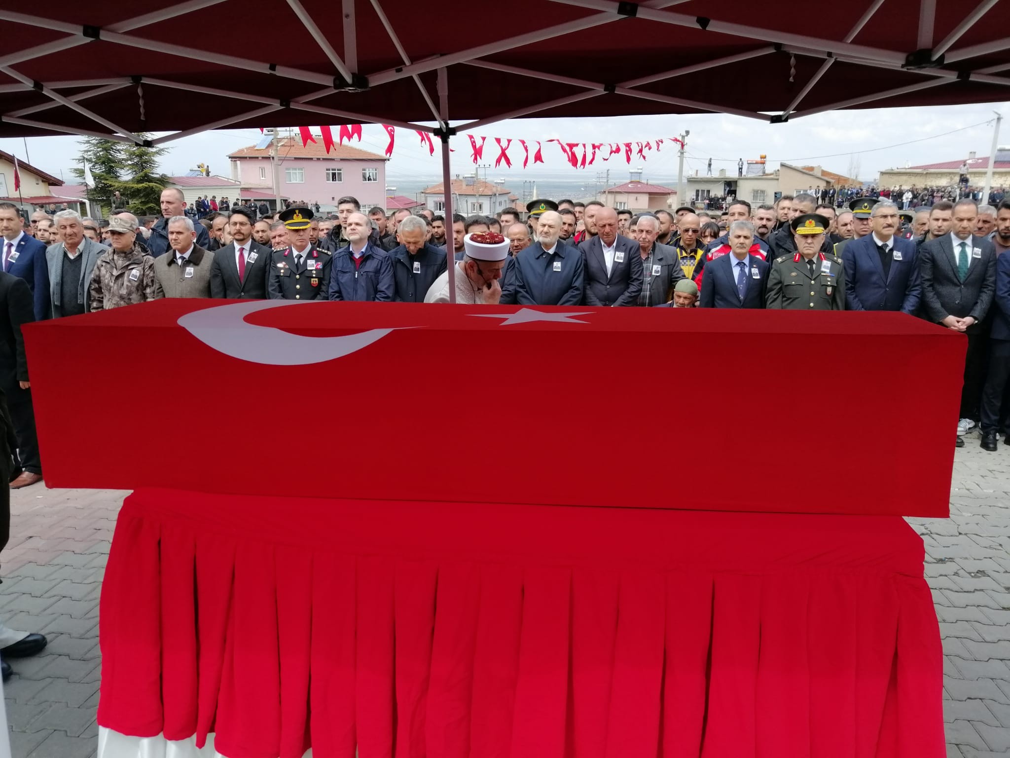 Son yolculuğuna uğurlandı! Şehidimize mahşeri kalabalık