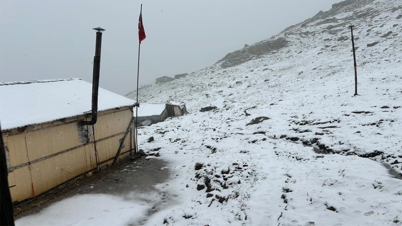 Sonbaharın ilk karı Kaçkarlar'a yağdı