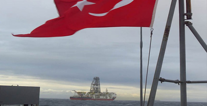 Sondaj gemisi, savaş gemileri eşliğinde geldi