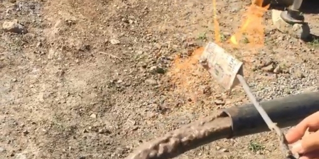 Sondaj kuyusundaki buhar alev alınca doğal gaz sanıp sevindiler