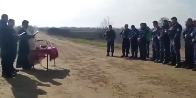 Sonunda bunu da gördük! Sınıra giden papaz Yunanları kutsadı