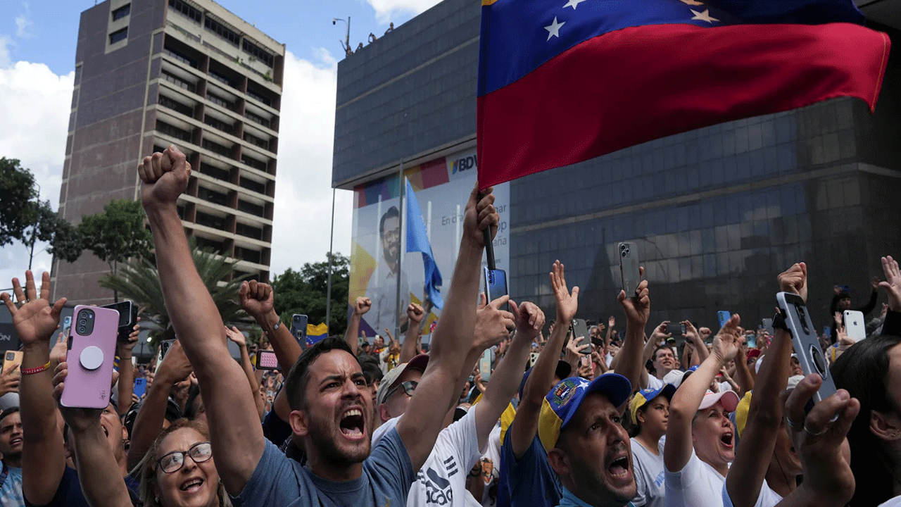 Kılıçlar çekildi: 48 saat içinde ülkeyi terk edin!