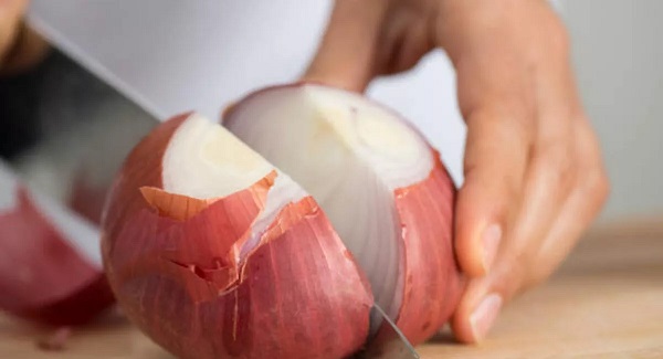 Sonunda sır çözüldü | Bakın soğan doğrarken neden ağlıyormuşuz!