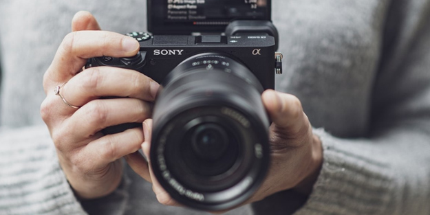 Sony'den dikkat çeken hamle! Hiç kimse bunu beklemiyordu: sessizliğini bozarak aynasız makinesini tanıttı! Geri döndü