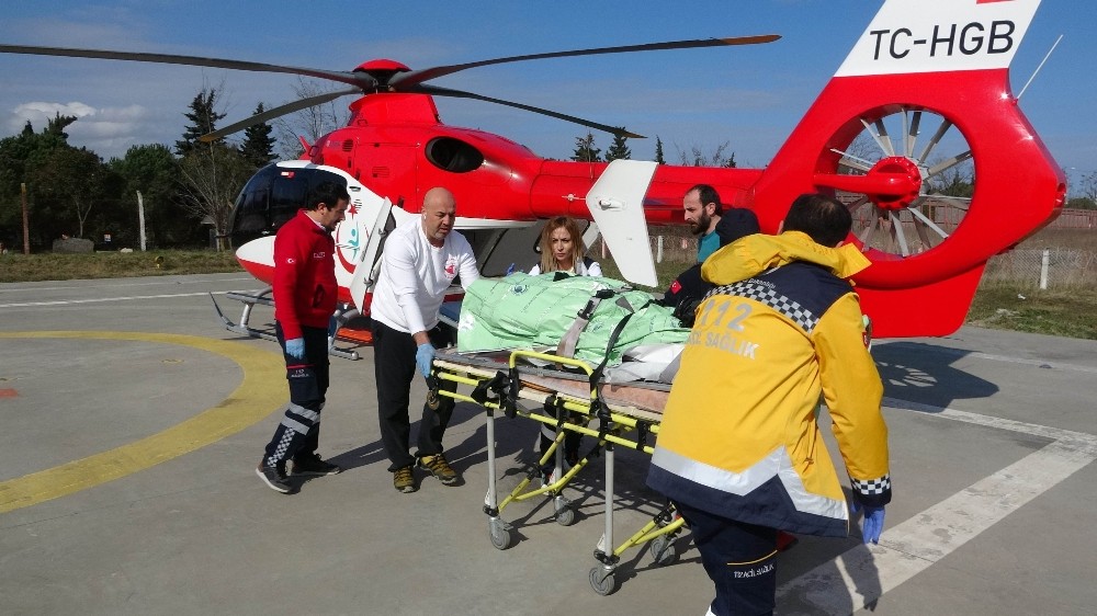 Sopa ile domuz kovalarken vuruldu, helikopterle hastaneye yetiştirildi 