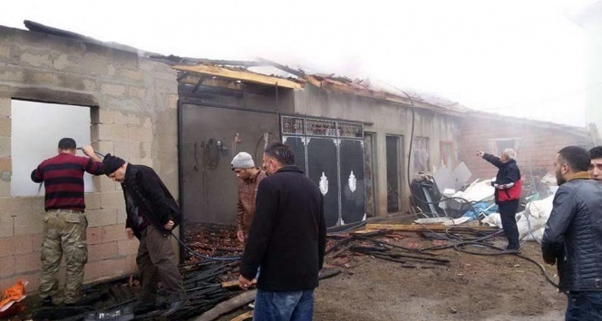 Sorgun’da ahır ve samanlık yandı