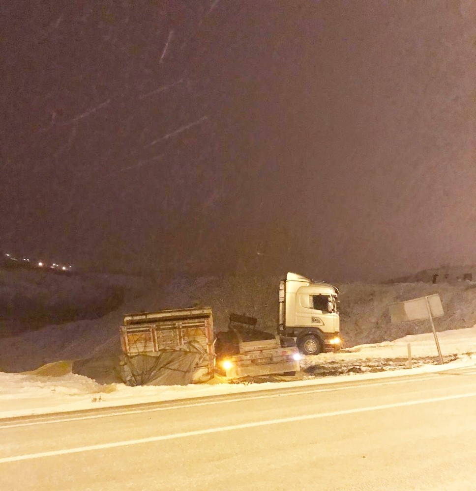 Sorgun’da karla kaplı yolda savrulan tır kameralara yansıdı 