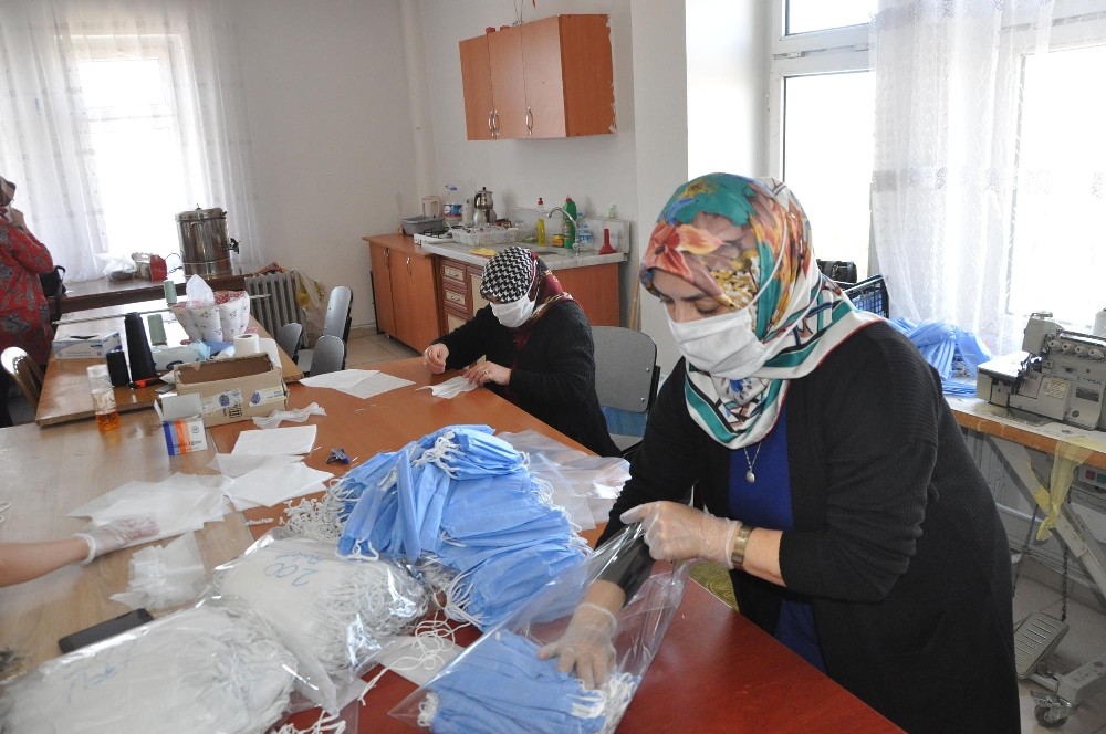 Sorgun’lu gönüllü bayanlar günde 2 bin adet maske üretiyor 