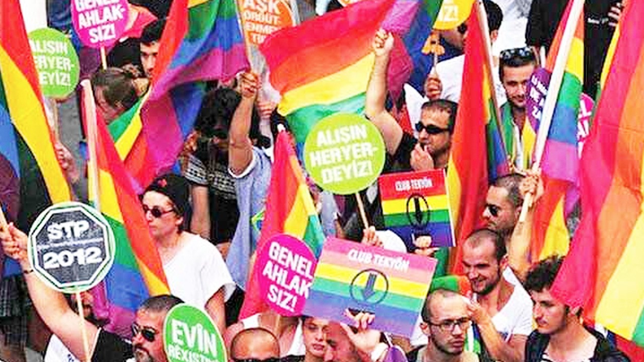 Şortlular bile, LGBT’ye isyan etti!
